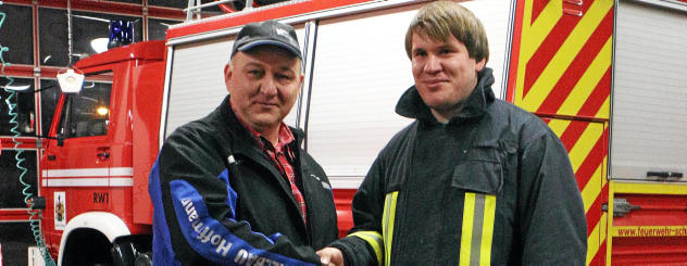 Mario Hoffmann schttelt Andreas Gerlander von der Schleizer Feuerwehr die Hand fr den Lscheinsatz in Tegau. Foto: Oliver Nowak